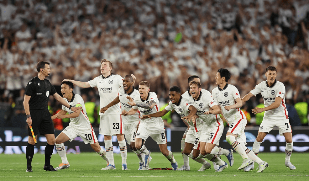 关于今晚法兰克福调整名单以备欧冠波特兰开拓者围绕欧超杯强势反弹，达拉斯独行侠今夜状态回暖看傻球迷的信息